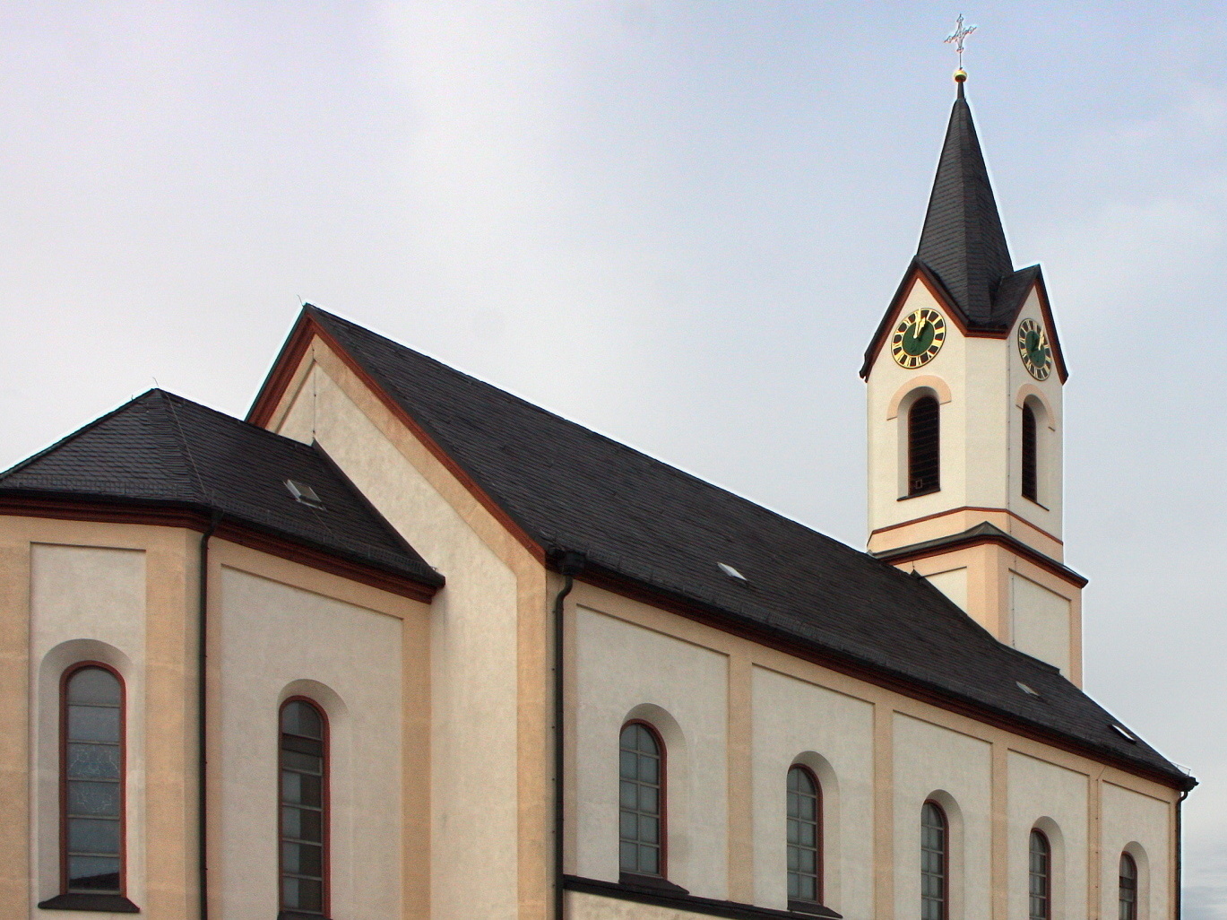 Außenansicht der Pfarrkirche St. Bartholomäus in Kist Außenansicht der Pfarrkirche St. Bartholomäus in Kist