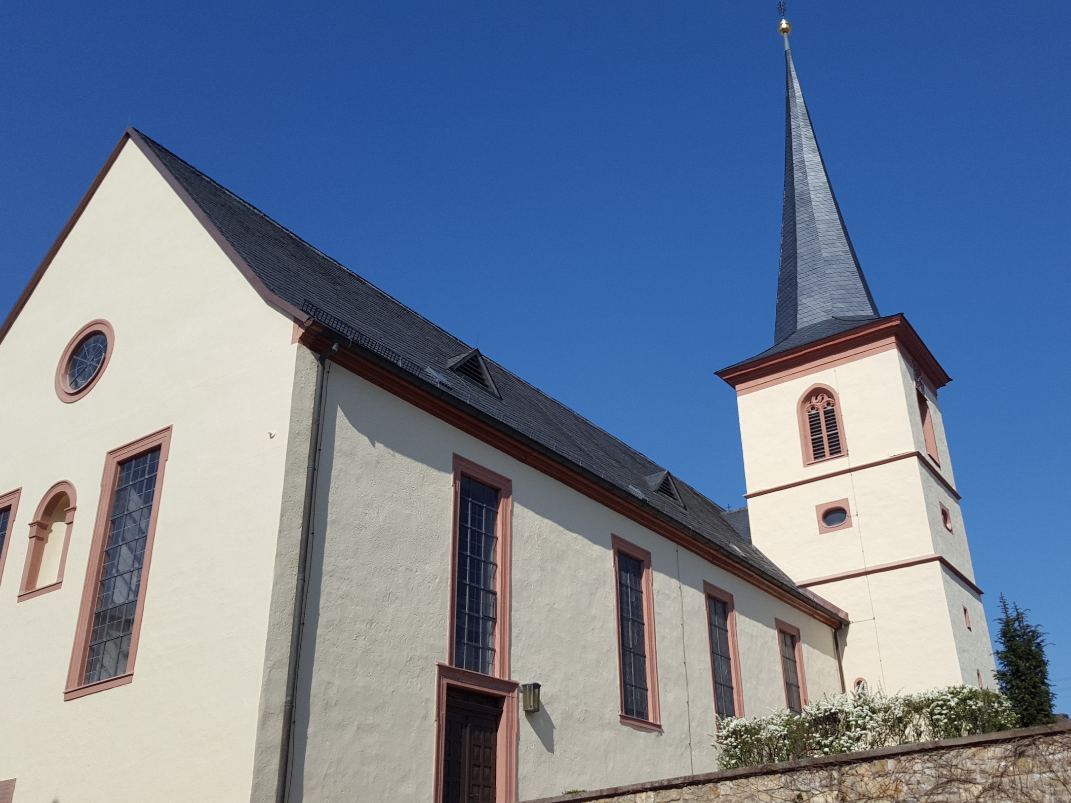 Außenansicht der Pfarrkirche St. Bartholomäus in Greußenheim Außenansicht der Pfarrkirche St. Bartholomäus in Greußenheim