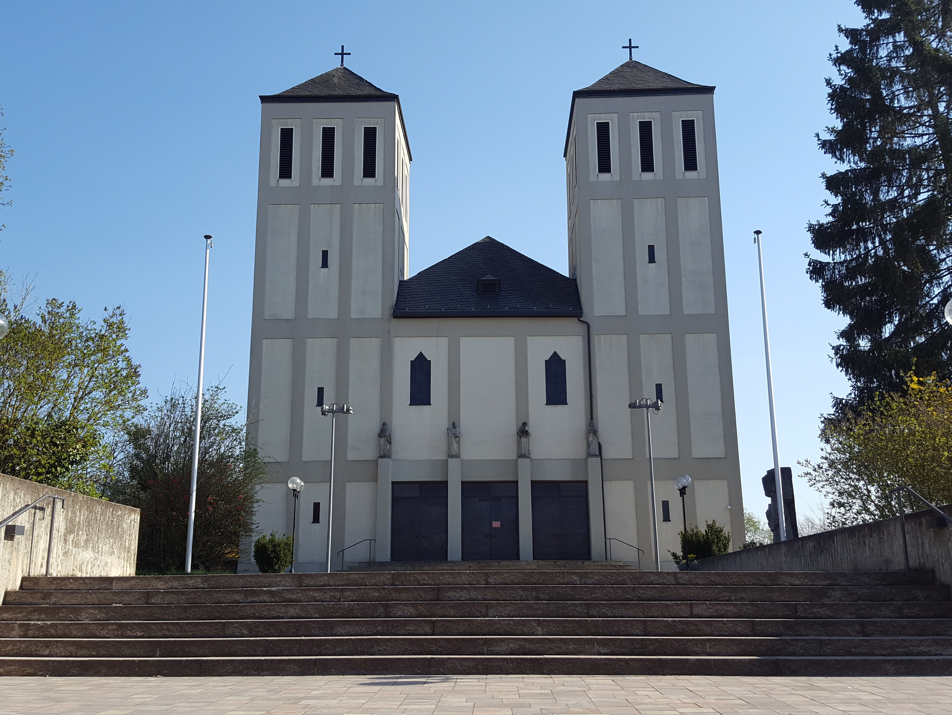 Außenansicht der Pfarrkirche St. Bartholomäus in Waldbüttelbrunn Außenansicht der Pfarrkirche St. Bartholomäus in Waldbüttelbrunn