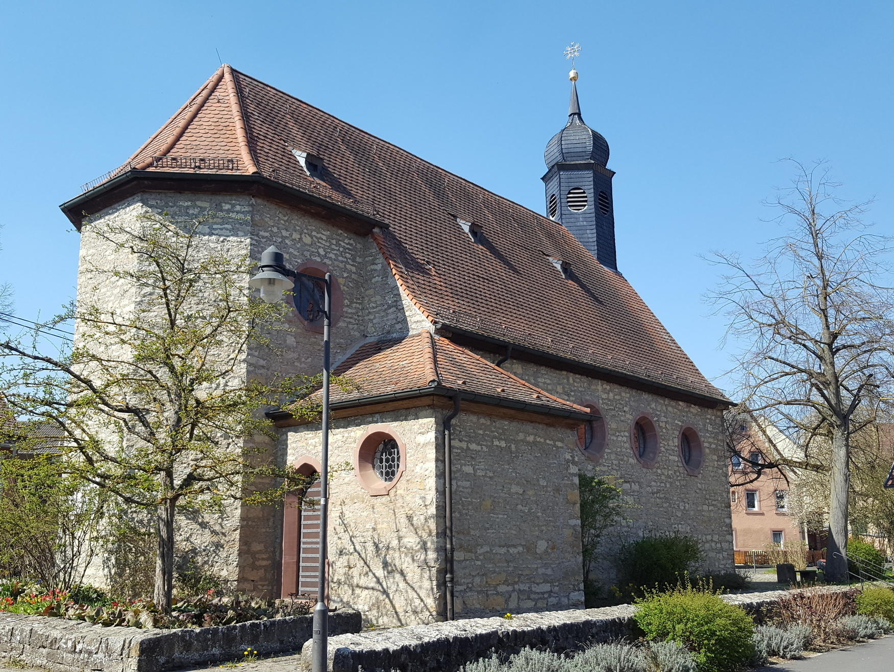 Außenansicht der Filialkirche St. Kilian in Mädelhofen Außenansicht der Filialkirche St. Kilian in Mädelhofen