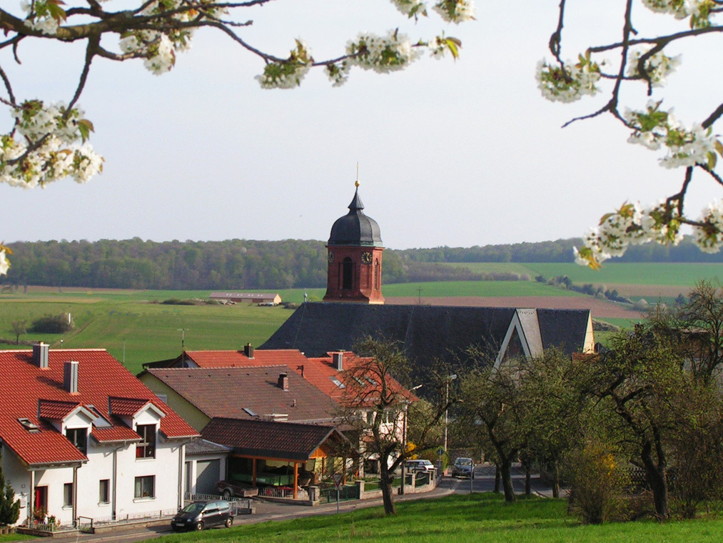 Außenansicht der Pfarrkirche St. Martin in Helmstadt Außenansicht der Pfarrkirche St. Martin in Helmstadt