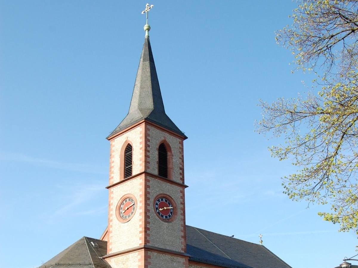 Außenansicht der Pfarrkirche St. Norbert, Waldbrunn Außenansicht der Pfarrkirche St. Norbert, Waldbrunn