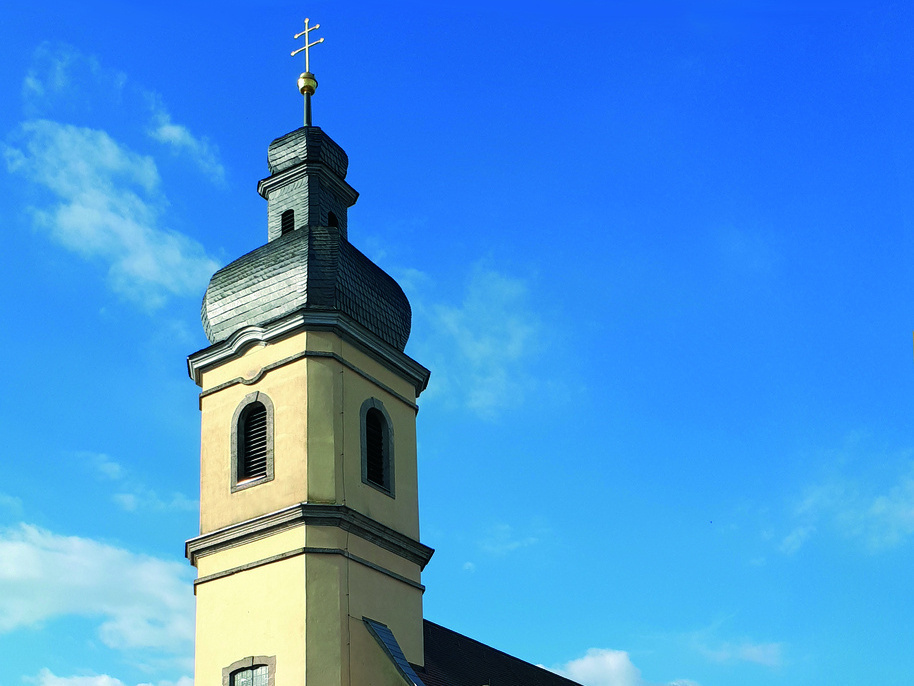Außenansicht der Pfarrkirche St. Martin in Kleinrinderfeld Außenansicht der Pfarrkirche St. Martin in Kleinrinderfeld