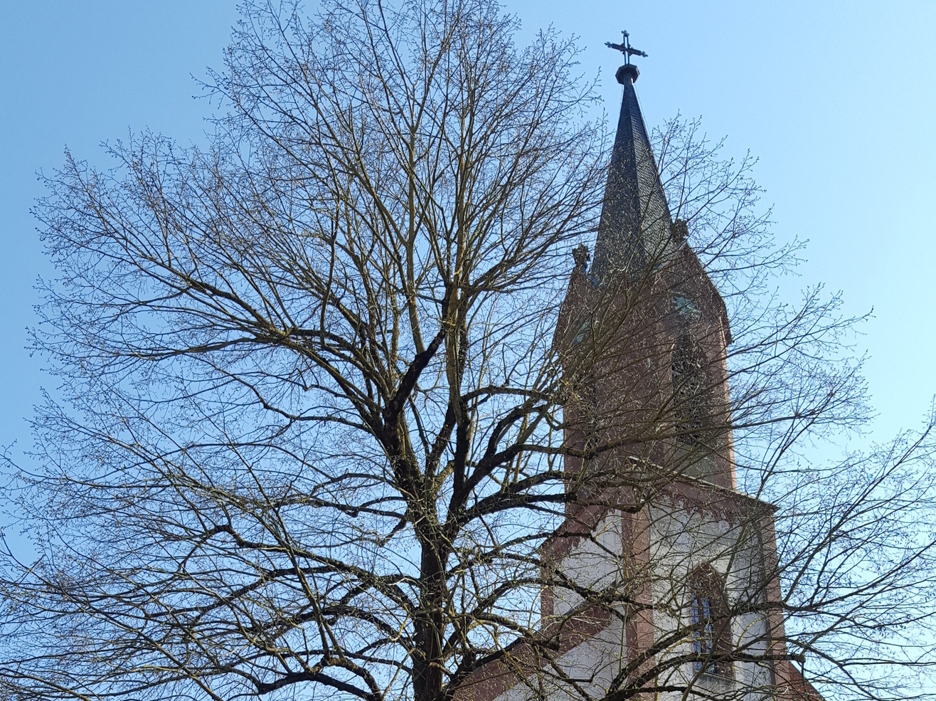 Außenansicht der Pfarrkirche St. Josef in Roßbrunn Außenansicht der Pfarrkirche St. Josef in Roßbrunn